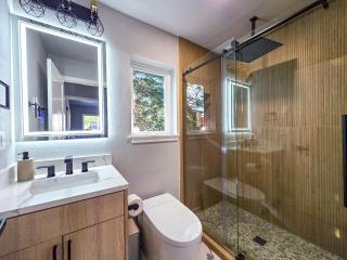 WOW Views! Modern Wallingford with Rooftop - 2