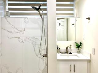 3Beds 2BA Cherry Blossom Suite - Free Parking - Central Oakridge Neighbourhood - 6