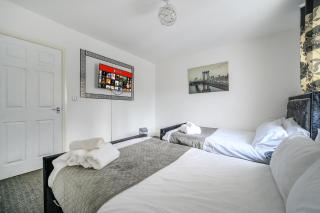 Comfortable 2-Bed Home with Free Parking - 4