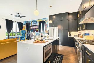 New How We Roll Rooftop - Hot Tub with Views - 13 Beds - 7