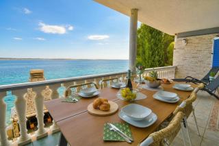 Holiday Home Seafront Escape - Happy Rentals - 9
