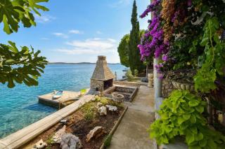 Holiday Home Seafront Escape - Happy Rentals - 8