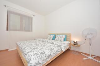 Holiday Home Seafront Escape - Happy Rentals - 2