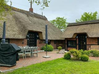 1870 Thatched Cottage With Sauna At Jade Bay - 8