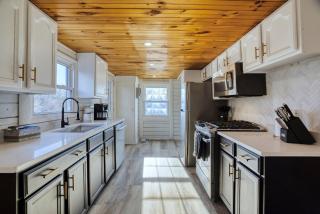 The Black Log Cabin - Hot Tub & Game Room - 7