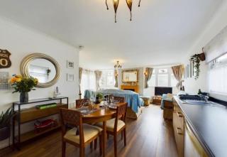 Sea Breeze Holiday Chalet - 5