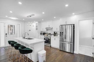 Luxury Estate Renovated with 5 BD and 65 inch TV - 9