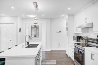 Luxury Estate Renovated with 5 BD and 65 inch TV - 7