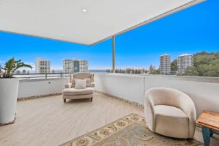 Burleigh Penthouse - Steps from the Beach - 3