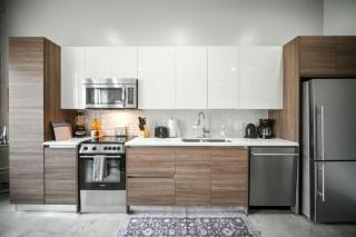 Stylish Downtown Stay | Pool, Gym, Valet Parking - 3