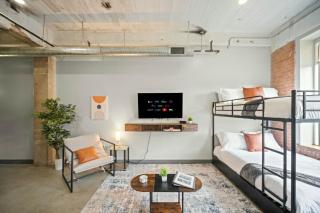 Stylish Downtown Stay | Pool, Gym, Valet Parking - 4