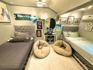 Gray Room The White Haven In Clark - Angeles - 8