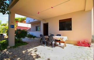 Beautiful Apartment In Dinjiska With Wifi - 2