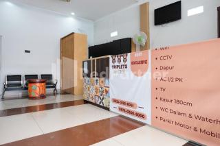 Aster Triplets Guest House JCM Mitra RedDoorz - 9