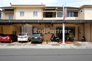 Aster Triplets Guest House JCM Mitra RedDoorz - 1