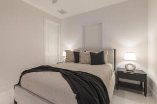 KING BED - FREE Pool Heat - 85 in TV - 4BR Villa - 4