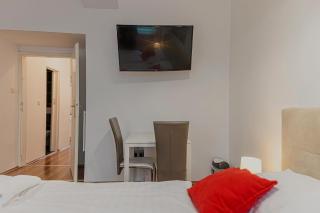 Comfortable 1BR Apt In Perfect Location - 9