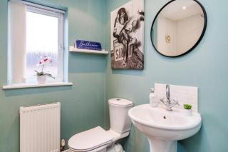 3 Bedroom Home, 1,5 Bath, Parking - 5