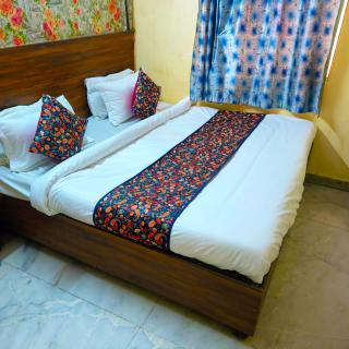 Vasant Stays By Amisha Palace - 5 Min Walk to Railway Station - 5