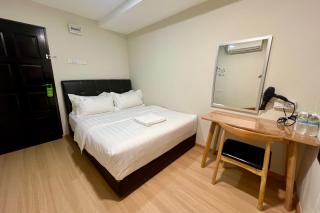 8 mins driving to TC Beach at Holiday Guest House - 9