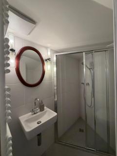 Luxury Lakeview Residence - 8