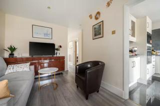 Five-Bedroom Home near Windsor and LEGOLAND, Free Parking - 9