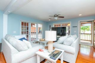 Waterfront 3BR Villa w Gym, Pool & Dock Access - 0