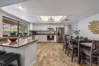 Family & Pet Friendly Bradenton House - Heated Pool -Hot Tub -EV Chrger-Near Beaches - 4