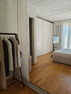 Cosy 1 Bedroom Penthouse with Large Corner Terrace & Outside Furniture - Open City View - 4