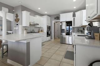 Beautiful waterfront lake home with private dock - 8