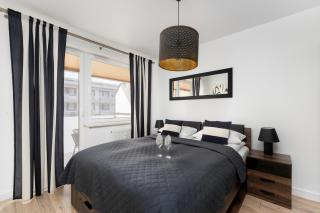 Przytulne Apartamenty z Balkonem w Centrum Blisko Plaży by Noclegi Renters - 5