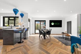 2-Bedroom Stunning Luxury House, Sleeps 6, Pet-Friendly, with Off-Road Parking by Blue Puffin Stays - 5