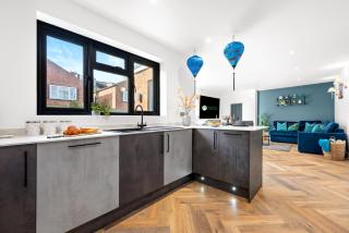 2-Bedroom Stunning Luxury House, Sleeps 6, Pet-Friendly, with Off-Road Parking by Blue Puffin Stays - 2