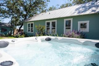 Hello Bungalow - Hot Tub Fire Pit 1 BLK to Main - 6