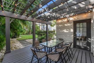 Spacious & Stylish 2BR Retreat near Victoria Park - 6