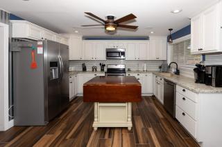 Blue Haven Lakefront Bungalow - 7