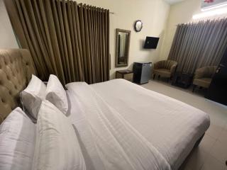 Golden Star Hotel Iqbal Town Lahore - 1