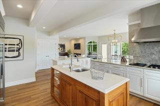 Lakeside Lux Where EVERY Luxury Awaits - 3