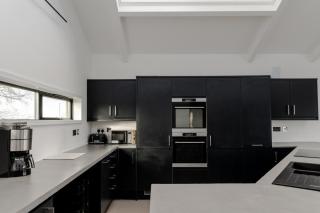 Luxurious Retreat with Cinema Lounge - 4