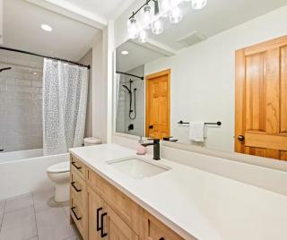 Ski In/Ski Out Luxury Home w/ jacuz/ fireplace - 7