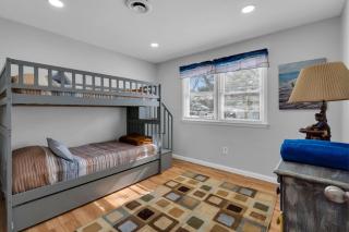 Relaxed Ocean Gate Shore Getaway 3BR with Sofa Bed Fireplace and Parking - 3