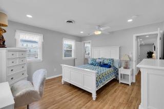 Relaxed Ocean Gate Shore Getaway 3BR with Sofa Bed Fireplace and Parking - 2
