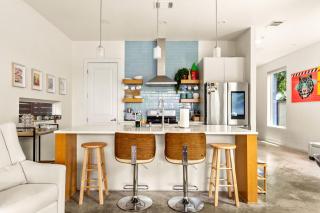 3BR 2BA East Austin Retreat w Putting Green, Sun Deck and Office by Austin Vacay - 9