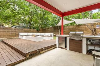 3BR 2BA East Austin Retreat w Putting Green, Sun Deck and Office by Austin Vacay - 7