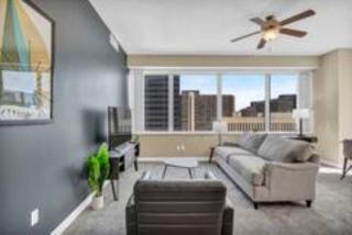 LAKE VIEWS | Paid Parking | Downtown | Gym - 4