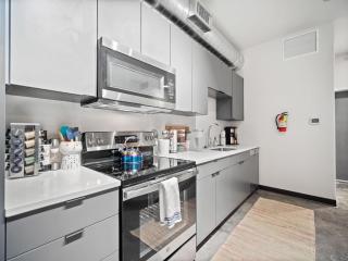 Stylish South Hill Retreat Queen Bed and Sofa Sleeper Full Kitchen Free Parking - 7