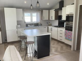 Idyllic Whitstable Lodge - 5