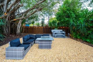 East Boca Oasis With Huge Yard Hot Tub Fire Pit and Games - 7