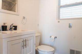 Spacious 3BR Home Near Newark Airport - 7