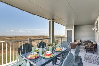 Beach + Pool Access: Resort Getaway in Galveston! - 0